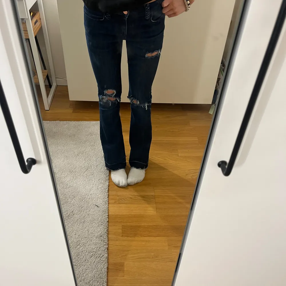 Säljer ett par mörkblå bootcut jeans med slitningar på knäna. Köptes på Cubus i storlek 146 men passar mig som är ca 153cm lång och kan ha xxs och även xs i byxor💞säljer pga att jag inte använder dom längre . Jeans & Byxor.