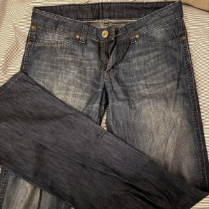 Mörka lågmidjade jeans - Jätte snygga mörkblåa jeans som är perfekt lågmidjade! Jätte sköna men säljer då de tuvär inte passar🩷 Perfekt till vintern! Har inga skador och är väldigt bra!🩷 Fråga om ni har några frågor. Matrialet är tunnt jeans. Midjemåttet=37cm Grenhöjden=18cm Innerbenslängden=81cm