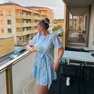 Sommarklänning från Nelly  - Superfin klänning från NLY trend. Jag är 170 lång för referens. Säljer då den tyvärr blivit för liten. Storlek 36. Köparen står för frakten och betalning sker via Swish, jag kan även mötas upp i centrala Linköping 🥰 