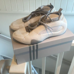 Harden vol 8 - Säljer mina hardens på grund utav att det inte kommer till användning längre. Riktigt sköna skor men toppen kvalit. Köpte dom runt våren. Skick 9/10  Möts bara upp  Pris 1000kr