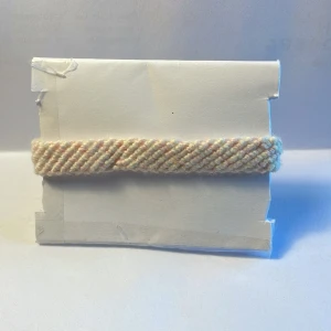 Armband - Handgjort armband i bomullsgarn, Man kan ändra storleken 16-22 cm, 1 cm brett. Armbandet är ljusrosa och vitt