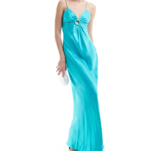 Mango satin långklänning  - Jättefin turkos långklänning från mango. I satin material, perfekt till bal, bröllop, finsittning, aftonklänning. Endast provad men för lång för mig som är 157 cm. 🩵 nypris 1100 kr 