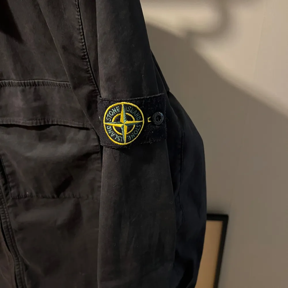 Säljer denna Stone island jackan då den blivit för liten för mig, är köpt på NK i Stockholm för lite drygt ett år sen. Nypris 4399. Jackor.