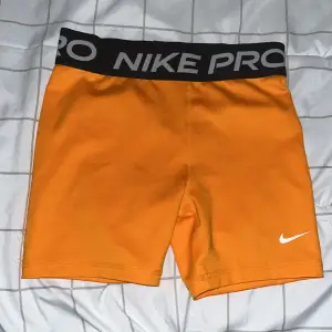 säljer mina orangea nike pro short i storlek XL i barnstorlek alltså 156-166 cm, använda ca 2 ggr