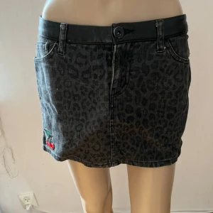H&M Retro raggare rockabilly leopard körsbär läder jeanskjol kjol kort jeans - Inget att anmärka på 