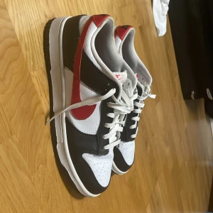 Nike dunks low, nya  - PRIS FÖRHANDLINGSBART!!  Nike dunk lows i nytt skick. Fräscha i storlek 46.