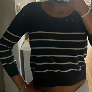 Svart och vit randig tröja - Säljer en svart och vit randig tröja med lång ärm. Tröjan är croppad och har en normal passform. Perfekt för höst och vår!