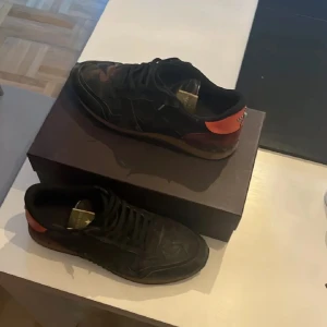 Valentino rockrunners  - Snygga valentino rockrunners k bra skick, väl använda fast fortfarande mycket kvar i dem. Allt og kvar
