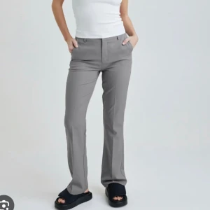 Gråa kostymbyxor  - Gråa kostymbyxor från bikbok i storlek 36💗