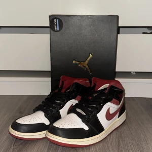 Nike Air Jordans i svart, vitt och rött - Säljer ett par Nike Air Jordans i storlek herr 44. Skorna är i färgerna svart, vitt och rött med snörning. De är i bra skick. Perfekta för både vardag och fest! Skorna är köpta på restocks för 2500 kr nypris. Skriv d