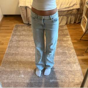 Säljer dessa slutsålda lågmidjade jeans från zara som har använts någon enstaka gång och är i bra skick ❤️ Jeansen är i storlek 32 då jag i bilden är 173 cm och har 75 cm omkrets runt midjan.