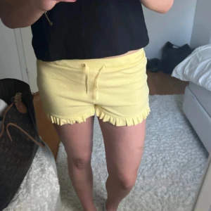 Shorts zara - Säljer dessa super fina gula shorts💛
