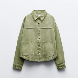 Jeans jacka  - Säljer nu en super snygg jeans jacka som är ifrån zara i storlek S! Köptes i april dehär året så mycket bra skick förutom att det finns två fläckar där vid man knäpper jackan men som knappast syns! (se bild 3)