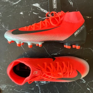 Fotbollsskor - Helt nya Storlek 38,5 Nike mercurial CR7