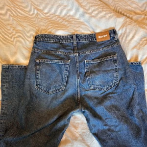 Weekday Voyage  - Säljer dessa pga för små. Modellen har slutat säljas på weekday, så passa på! Riktigt sköna jeans som funkar till allt.   Användts ganska flitigt, men inga specifika defekter.  Skick - 6/10 💛