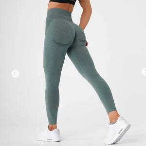 Nvgtn träningstights  - Helt nya tränings tights ifrån nvgtn, aldrig använda. Är i storlek S och är sann till storlek. Nypris ca 610 kr