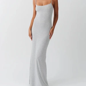 Tajt klänning från Gina tricot - Säljer denna tajta klänning från Gina tricot, den är endast testad men har tagit bort pris lappen. Den sitter jätte fint och är i bra skick. Säljer endast då den inte kommer till användning🌸