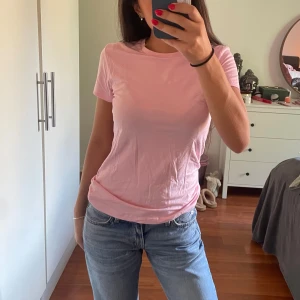 Rosa t-shirt  - Rosa t-shirt från zara, endast testad🎀