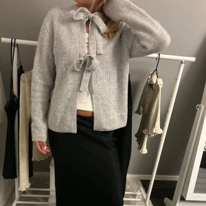 Stickad kofta - Säljer denna stickade koftan då jag aldrig använder den, nyskick🩷 lite oversized, så så mysig