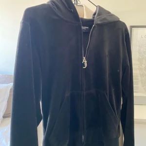 Juciy kofta - Säljer denna i storlek S då den ej kommer till någon användning. 