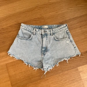 Ljusa jeansshorts med fransar - Säljer ett par snygga ljusa jeansshorts från Zara. De har en cool fransig kant och är perfekt för sommaren. Perfekta för både vardag och fest!