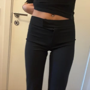 Kostymbyxor  - Svarta snygga kostymbyxor. Jag är 173 för referens!❤️