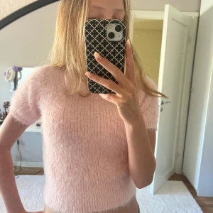 Zara topp - Supersöt och fluffig zara topp som är i storlek xs, den har tyvärr inte kommit till användning så den är helt oanvänd utan defekter❣️❣️❣️