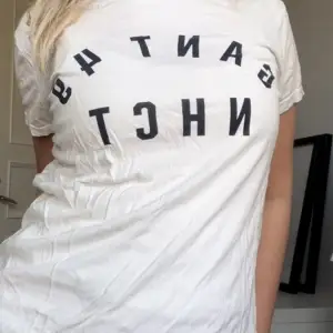 Säljer en vit t-shirt med svart tryck på framsidan. T-shirten är i normal passform och har korta ärmar. Perfekt för vardagsbruk eller avslappnade tillfällen. Skön och bekväm att ha på sig! ❤️