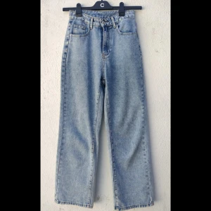Jeans från shien - Jeansen är utsvängda och långa. De är i bra skick och säljs för att de inte längre passar 