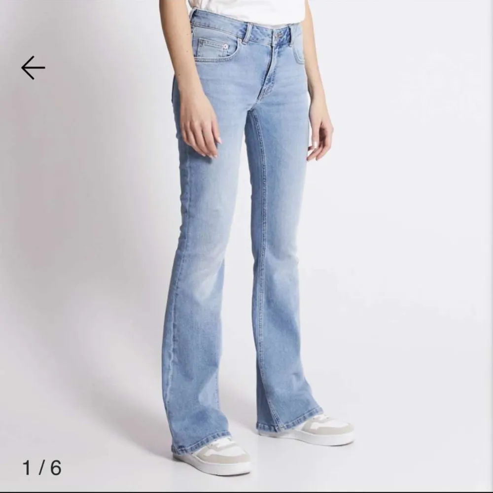 Säljer ett par oanvända lowwaist bootcut jeans från lager 157💓De är i storlek xs full length och i färgen light used💞 Pris kan diskuteras vid snabb affär💘Skriv om ni har några funderingar💞. Jeans & Byxor.