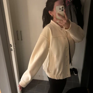 Oversized bomberjacka - Från Gina. Storlek S, säljer för 200kr