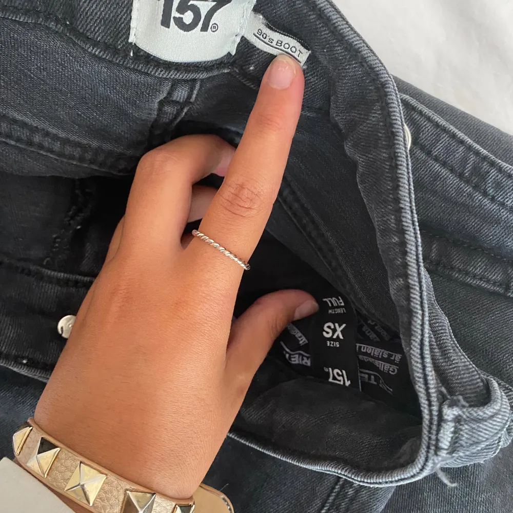 Jeans från lager 157 som är den långa modellen i xs. Som är grå/svart. Köpta för 400 kr. Jeans & Byxor.