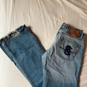 Disel jeans  - Säljer dessa snygga disel jeans pga försmå! De är lågmidjade, bootcut med unika broderier på bakfickorna. Det är en liten slitning längst ner på benet (se bild). Jag skulle säga att de passar någon som är mellan 165-172 cm lång.💕💕