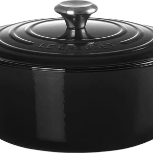Le Creuset GjutjärnsgrytaRund Gryta Black - Grytan från Le Creuset har varit en oumbärlig klassiker i kök över hela världen i nästan ett sekel. Den har en perfekt design för grytor, stekar, soppor och bakverk. Använd den för att skapa minnesvärda måltider med intensiva och saftiga smaker. Gjut
