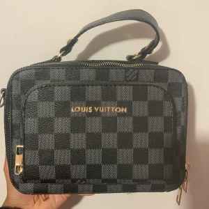 Otroligt fin väska, prisk kan diskuteras :) - Snygg väska, bra med utrymme och otroligt bra för vardagen eller andra event.