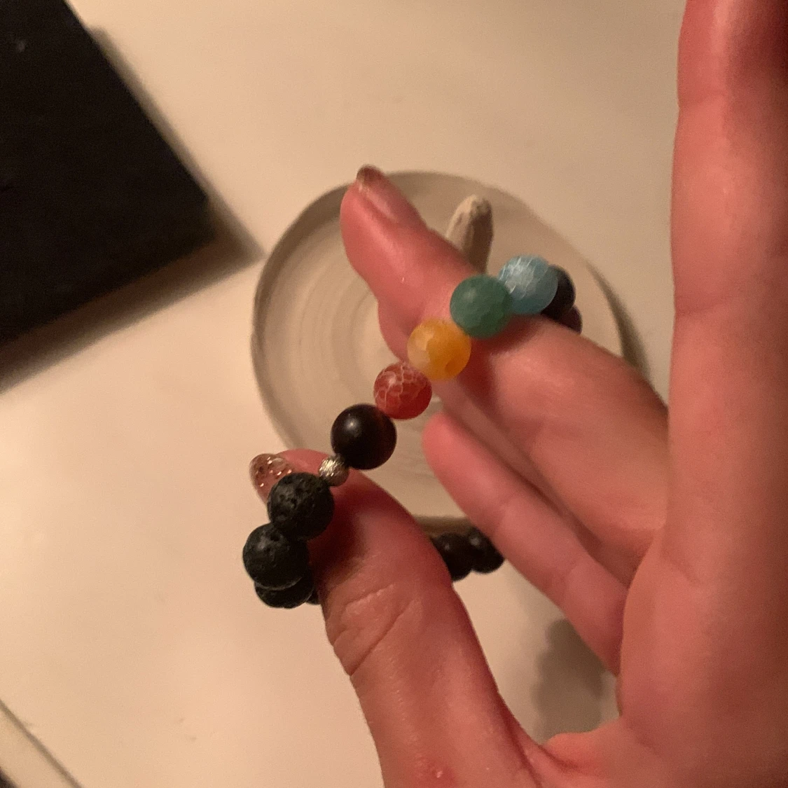 Färgglatt armband med svarta pärlor - 90