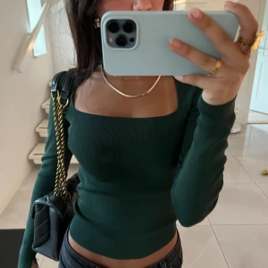 Grön blus  - Säljer den trendiga Zara tröjan! Superfin men kommer inte till användning då jag har liknade💕 Hör av er för övriga frågor 