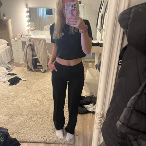 Madlady kostymbyxor  - Madlady kostymbyxor i fint skick i stl 34 L 32 högmidjade lite noppriga men förövrigt bra, säljer då jag köpt nya💓 250kr