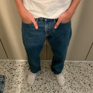 Blå jeans från H&M - Säljer ett par blå jeans från H&M i storlek 30/32. Jeansär är i superbra skick och knappt använda.