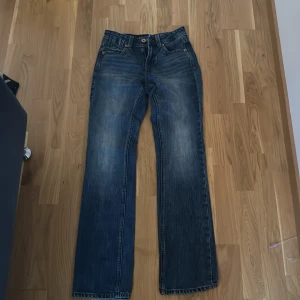Mid Rise straight jeans - Jeans från strandinavius strl 32 köpta i Frankrike säljer ersomatt dem är för små. Använt en gång. Pris kan diskuteras💕