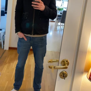 Levis 511 - Ett par sköna Levis använt en del men använt skonsamt. Väljer att sälja dessa för att dom inte passar mig längre. Pris kan diskuteras vid snabb affär!