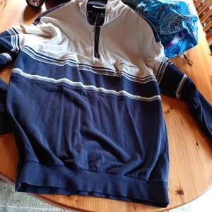 Tröja stl L Xl  - Fin herr tröja stl L Xl med visst slitage se bilder.