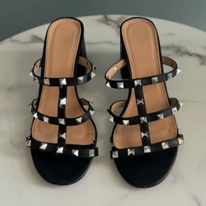 KLACKSKOR MED NITAR - Jättefina klack skor som är bekväma att gå i! 🤩 Köpte fel storlek av en tjej från plick! Passar perfekt till fester ! 😍😍