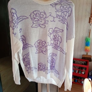 Tröja mönstrad stl L (46/48) - Fin mönstrad tröja och obetydligt använd och välbevarad i stl L (46/48). 