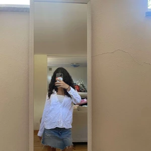 Vit bomullsskjorta - Säljer en vit bomullsskjorta i storlek 152. Skjortan har en avslappnad passform med långa ärmar och knappar framtill. Perfekt för både vardag och fest. Den är i bra skick och väldigt bekväm att ha på sig. Passar bra till jeans eller kjol för en snygg och enkel look.