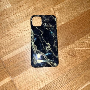 Ideal of sweden mobilskal för iPhone 11 - Svarta mobilskal som har en liknade marmor look, passar för iPhone 11 💕