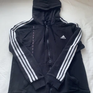 adidas zipup hoodie - Jag säljer en adidas hoodie med dragkedja. Tröjan är i bra skick och har inga skador. den är i storlek large.
