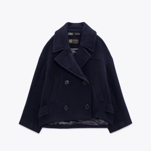 Zara jacka - Jättefin mörkblå jacka från Zara!!  Använd men inga tydliga skador. OVERSIZED S! Köptes för 1 400kr