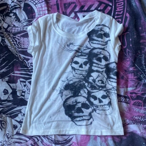 Dödskalle tröja  - Jättegullig liten T-shirt, lite genomskinlig men bra kvalite🩷 Använd 1 gång 💕
