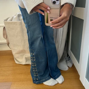 Unika bootcut jeans - Såå coola bootcut jeans de hsr resårband så man kan justera storleken i midjan (se sista bilden) strl 164 (xs-s) 